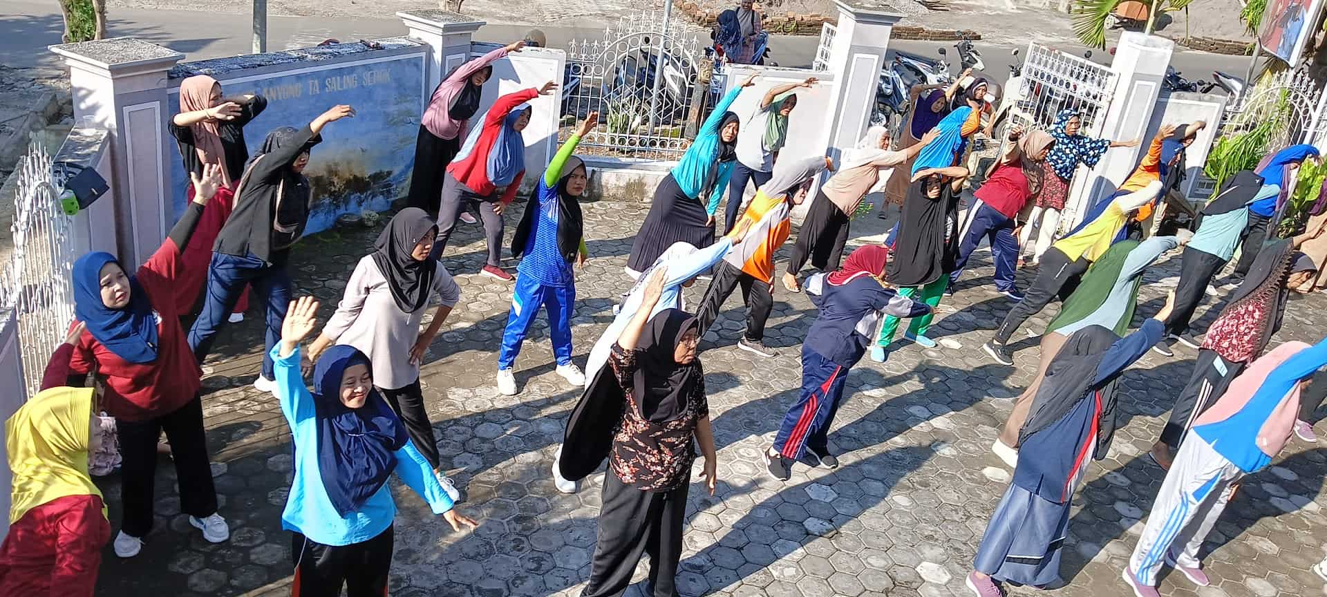 Senam riang Kader Posyiandu Desa Ketangga setiap Hari Kamis
